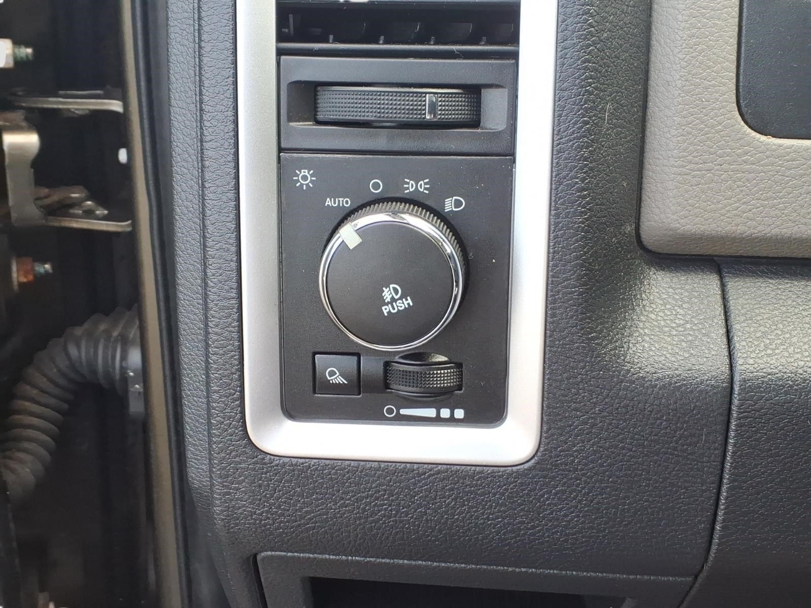 2012 RAM 1500 4WD CREW CAB 140.5 BIG H